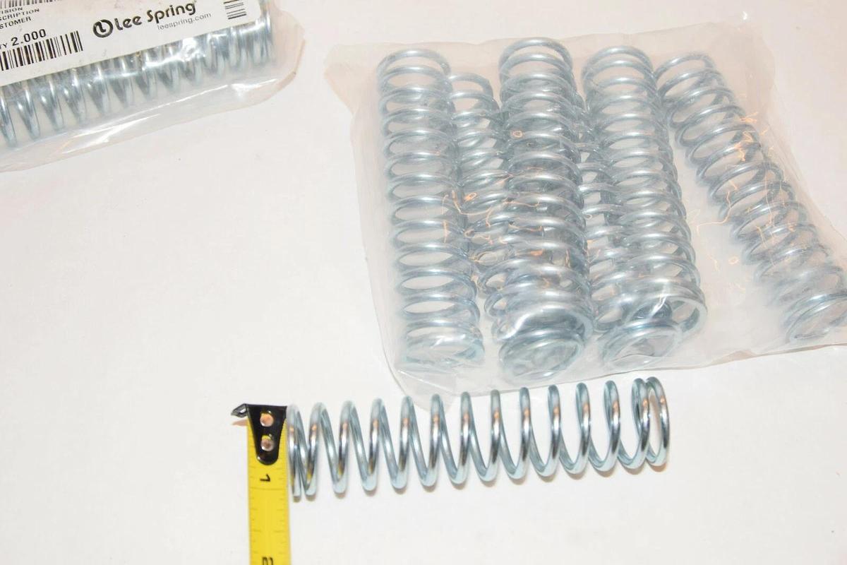 (NEW - LOT OF 8) LEE SPRING LC125M08M LC-125M-08M Compression Spring