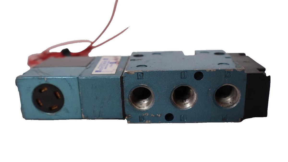 Used Mac Valves 811C-PM-111CA-152 4-Way Solenoid Valve with PME-111DAAA Valve