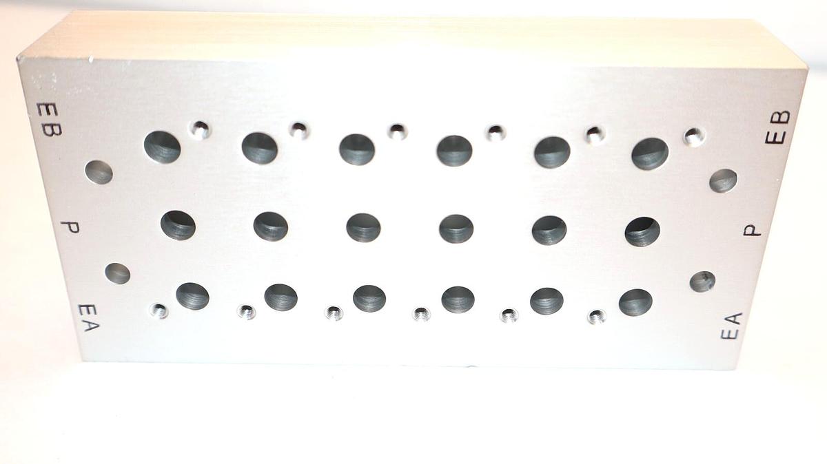 (NEW) SMC SS5Y5-20-06-00T , SS5Y5200600T Manifold Base