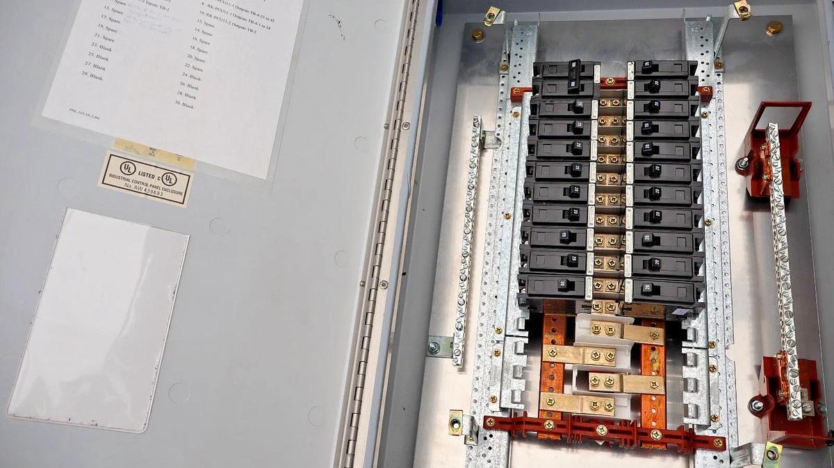 Used Cutler-Hammer Panelboard Pow-R-Line PRL1a 1ph 100a in Stahlin N30206HWT Enclosur