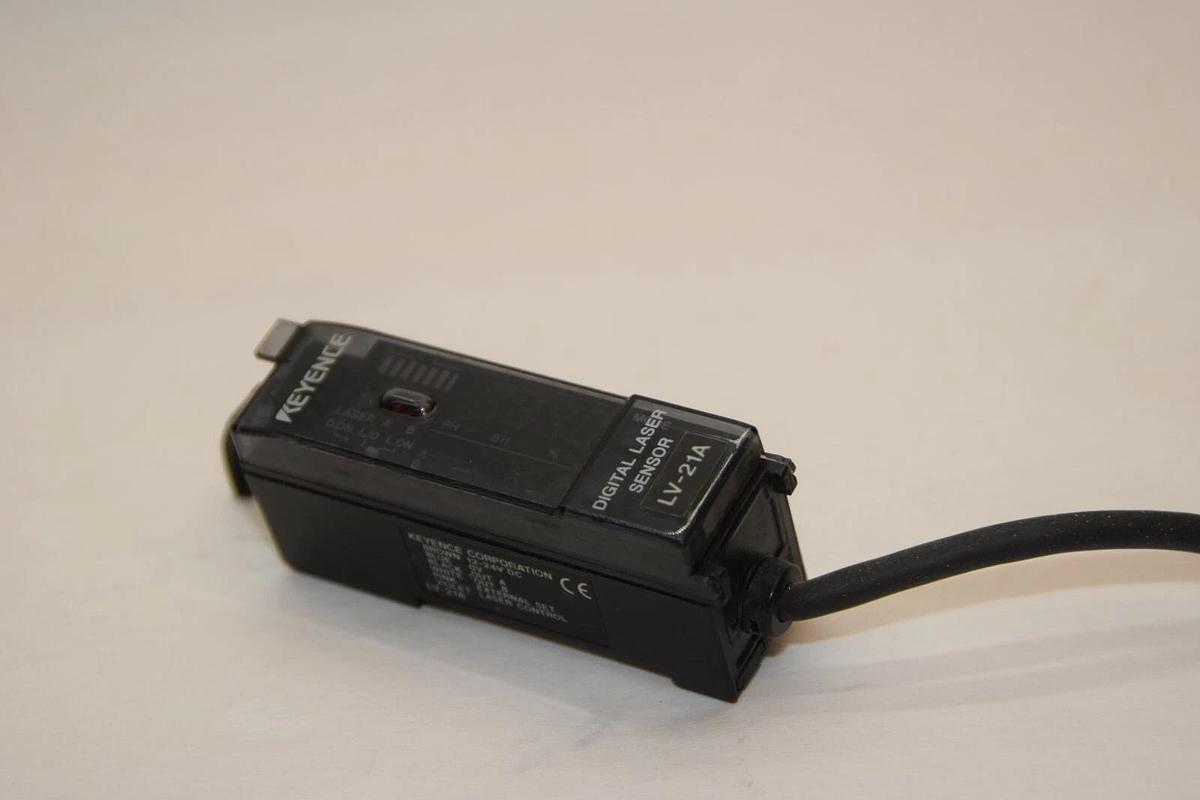 Used KEYENCE CORPORATION LV-21A LV21A 12-24Vdc Fiber Optic Digital Laser Sensor