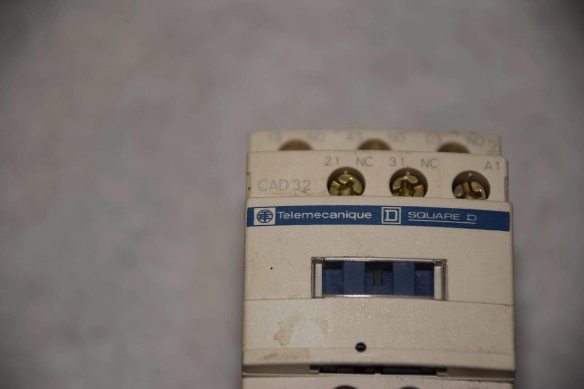 Used SQUARE D / TELEMECANIQUE CAD32 115V 50/60Hz CONTACTOR