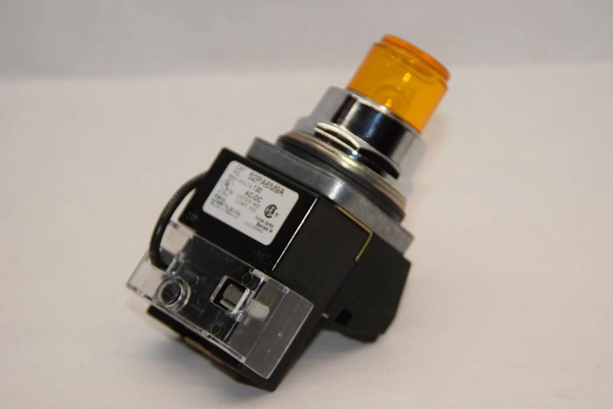 SIEMENS 52PA6M9A Amber 120V Series H Push To Test Pilot Light (NEW)