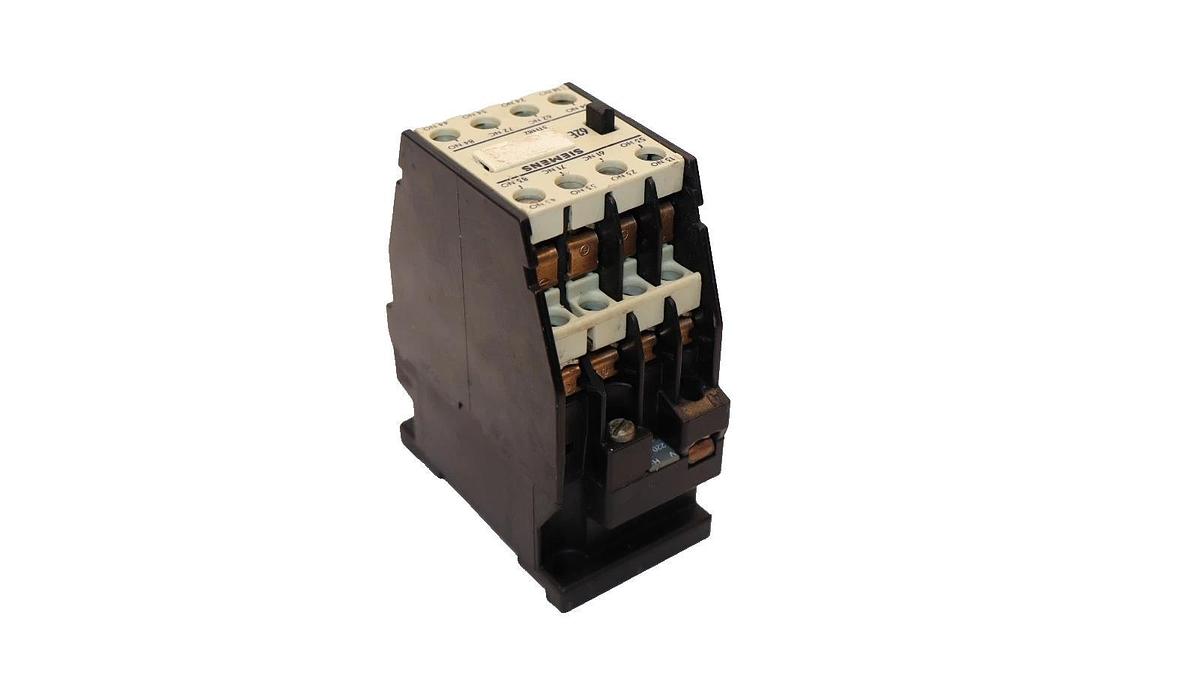 Used Siemens 3TH82 62-0A , 3TH8262-0A 220V 50/60Hz Contactor (Lot of 5)