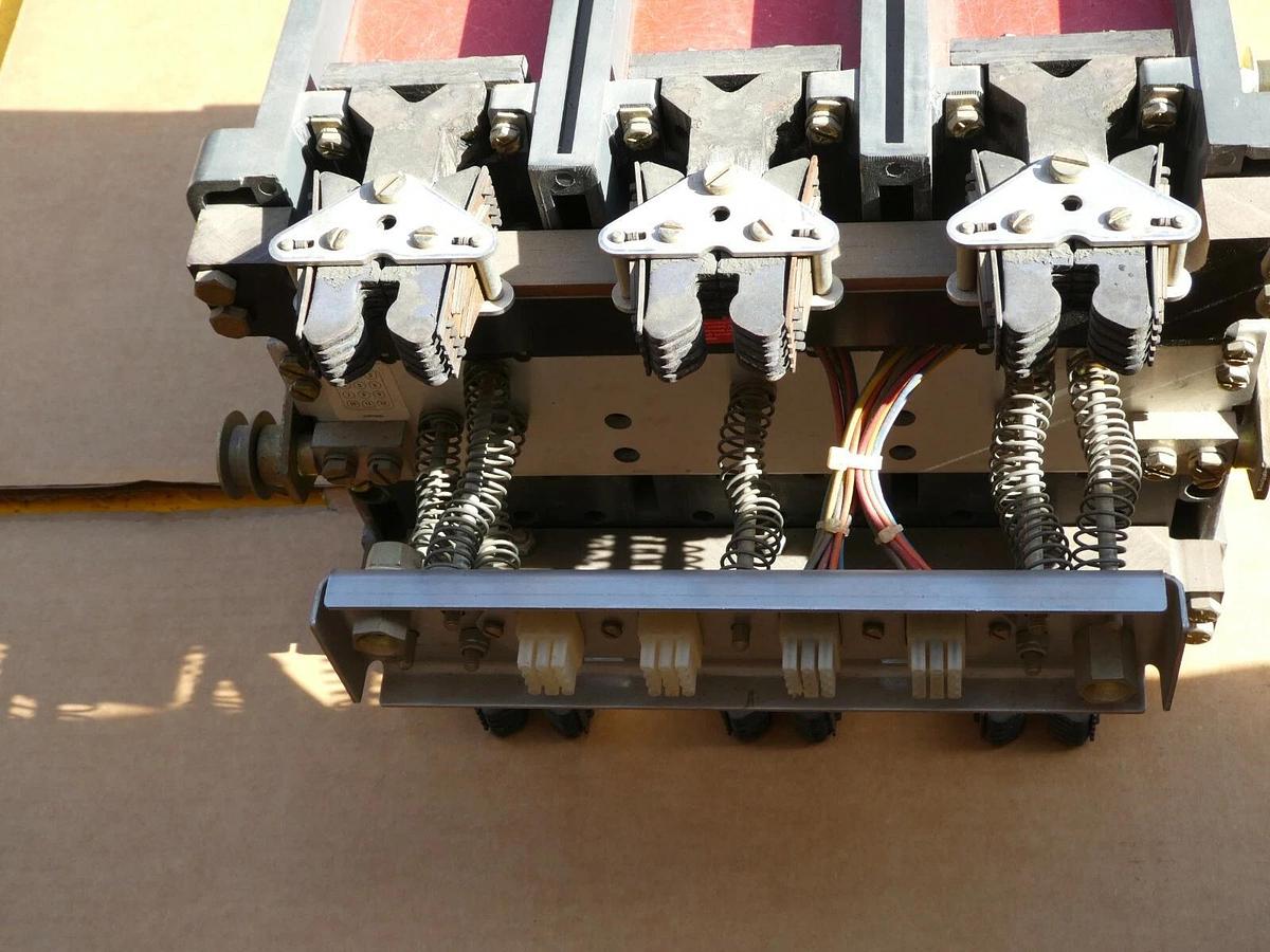 Used Westinghouse SPB 100 1600A Drawout Pow-R Breaker  w/ 1000 Amp Plug SPB100