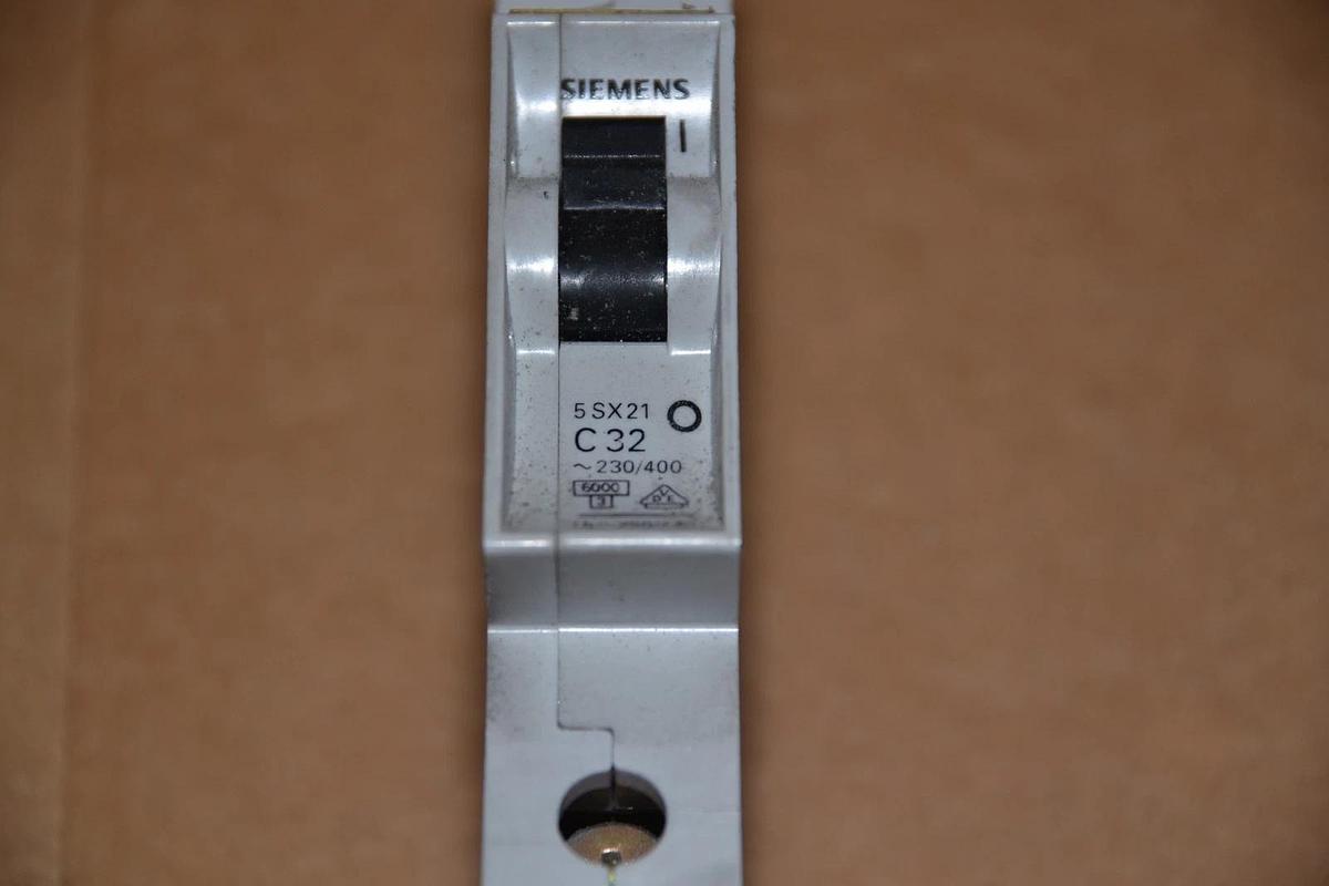 Used SIEMENS 5SX21 C32 32A 1POLE 277V CIRCUIT BREAKER