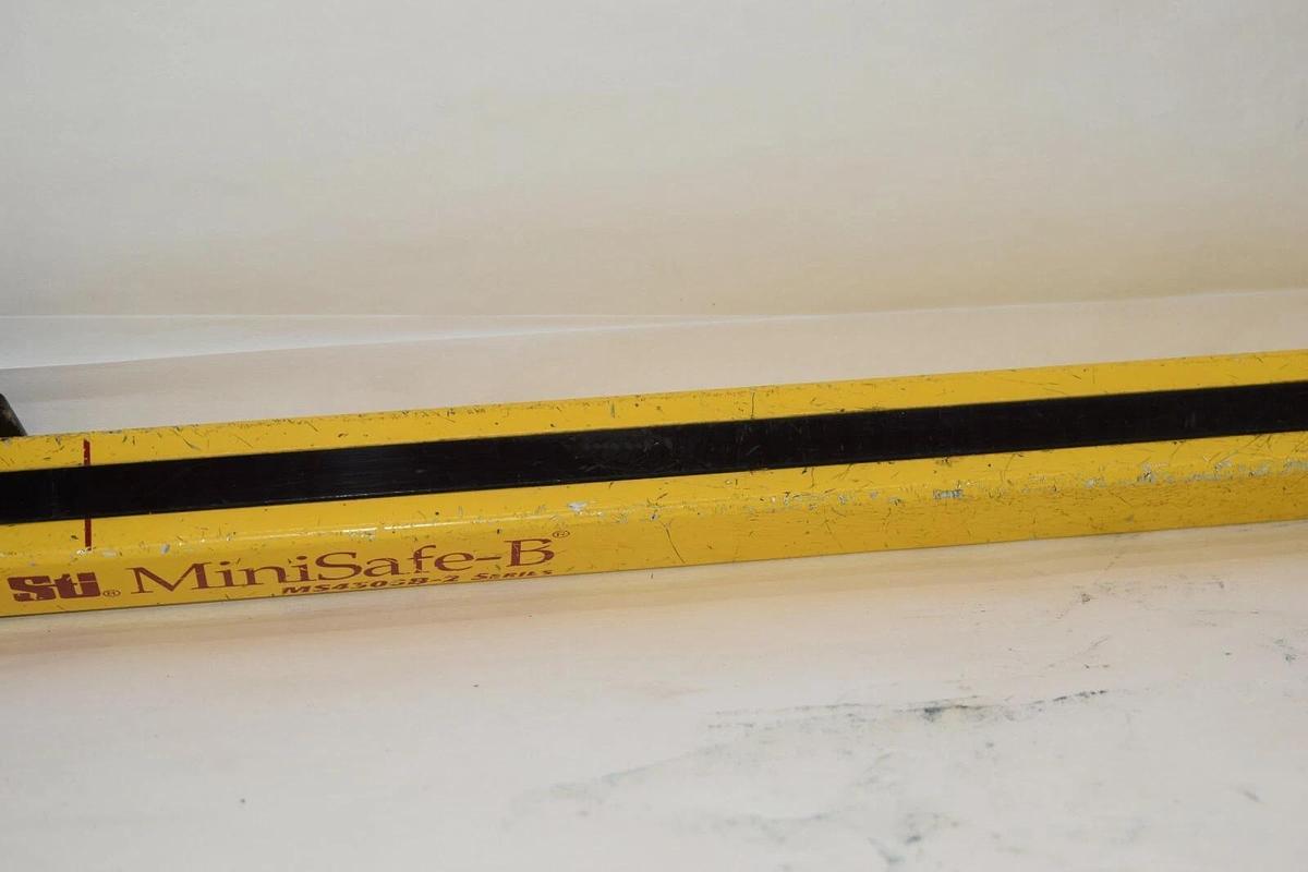 Used STI MS4324B-2 Range 30' MiniSafe 24" Receiver Light Curtain