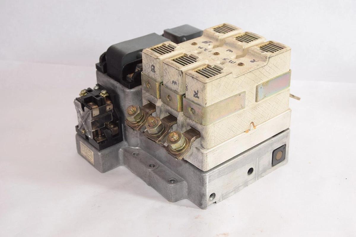 Used FUJI ELECTRIC SRC 363I-8 SRC 3631-8 220A 3PH 220/440/550V AC Magnetic Contactor
