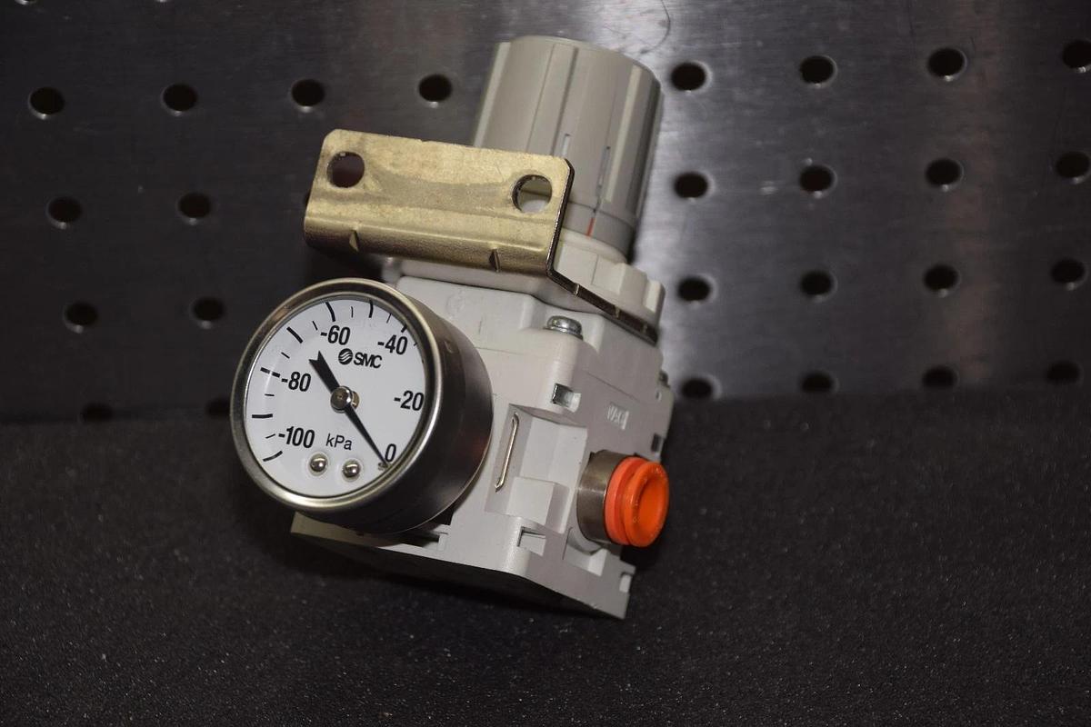 SMC IRV20-N11BG 1.3kPa 3/8" PORT SIZE WITH BRACKET VACUUM REGULATOR NEW