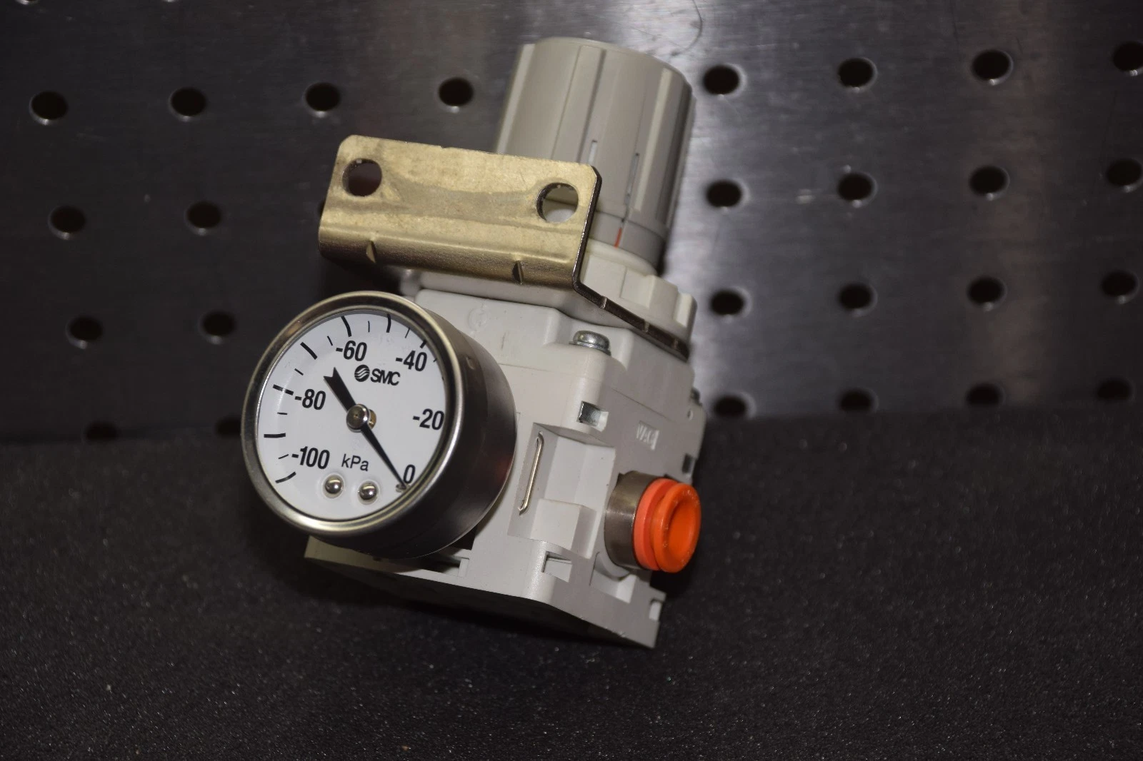 SMC IRV20-N11BG 1.3kPa 3/8" PORT SIZE WITH BRACKET VACUUM REGULATOR NEW