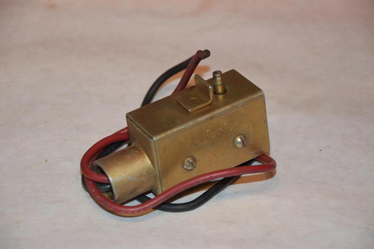 Used MICRO SWITCH RK-RSX2 15A, 125,250 OR 480VAC SNAP LIMIT SWITCH