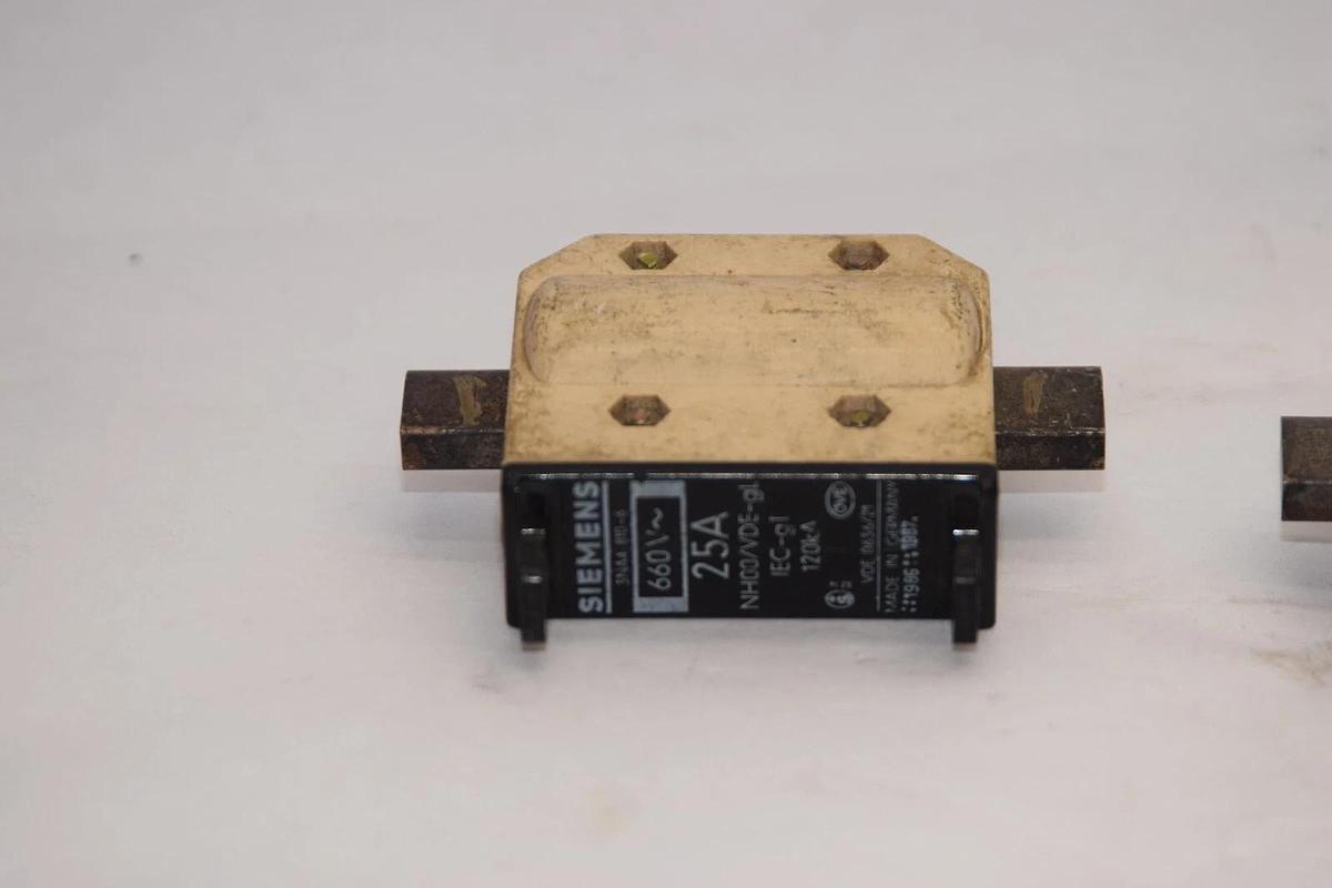 Used (Lot of 2) SIEMENS 3NA4810-6 3NA4 810-6 NH00/VDE-gL 25Amp Fuse