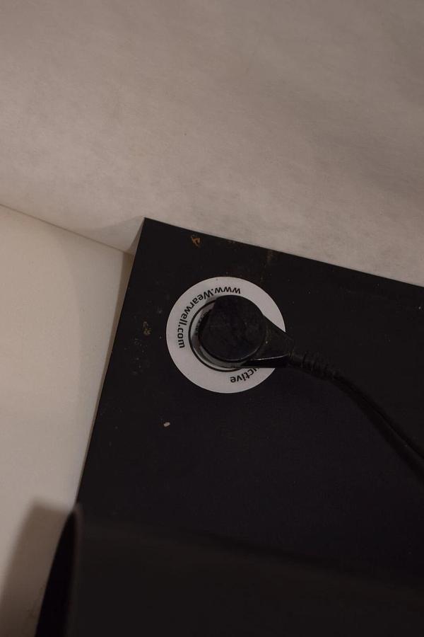 Used ARATRON AEI-DT020 ESD Monitor w/ 2 Mats 47"x36" & 60"x24" Wearwell Desk Mat Kit