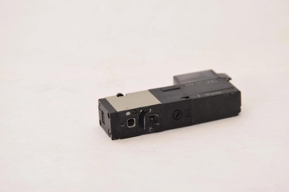 Used SMC VZ314M-5M0Z8 24Vdc Solenoid Base Mount Valve