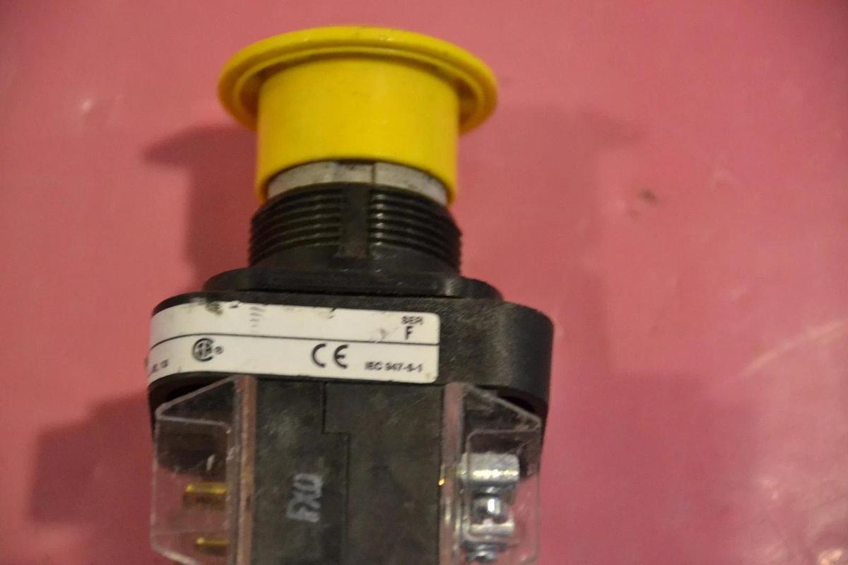 Used ALLEN BRADLEY PUSHBUTTON 800H-FRXN A7 800H FRXN 800HFRXNA7 SER F