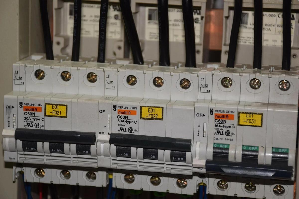 Used RITTAL RILINE BUSBAR SYSTEM 1662 35726 SV3041.000 WITH BREAKERS 20A 50A 16A