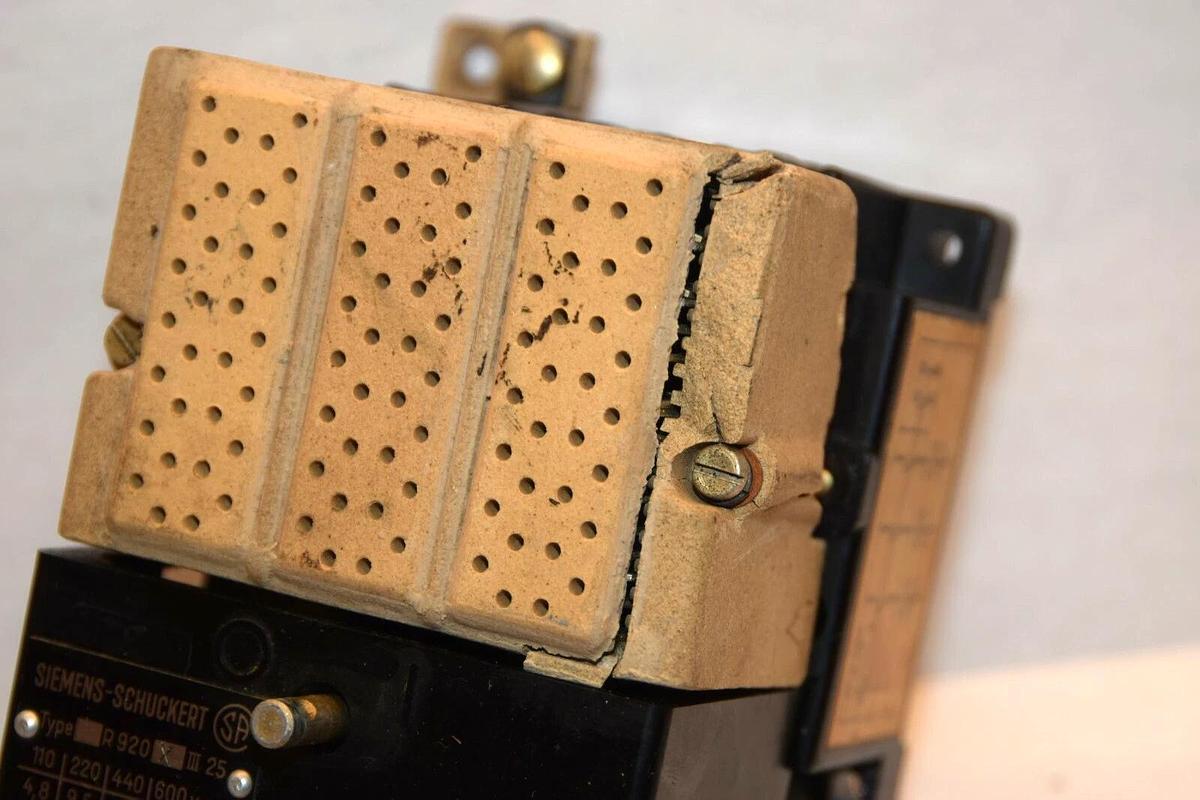 Siemens Vintage R920III R20XIII25 600Vac Overload Relay *Cracked* (New)