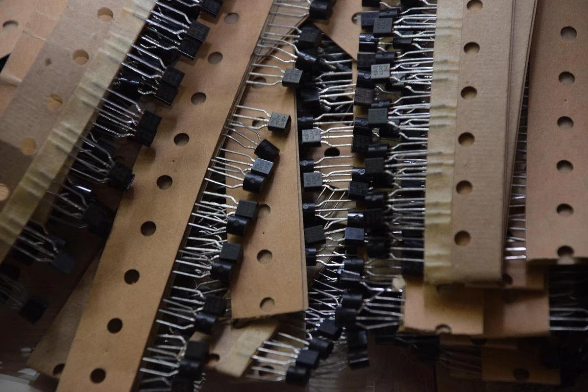 (LOT OF OVER 900 PCS) KEC KIA70 42AP KIA7042AP 940 T0-92 VOLTAGE DECTOR NEW