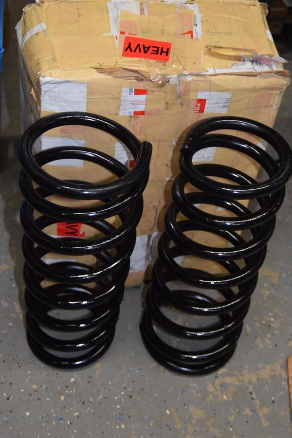 (NEW) MOOG 81320 , 20788 , 16417279 Dodge 3500 Ram Coil Spring Set