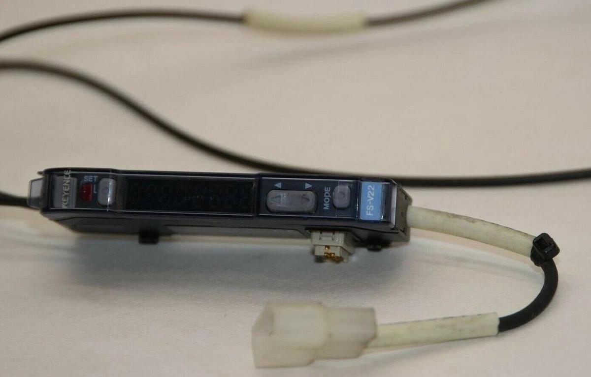 Used KEYENCE CORPORATION FS-V22 FSV22 Fiber Optic Sensor Amplifier