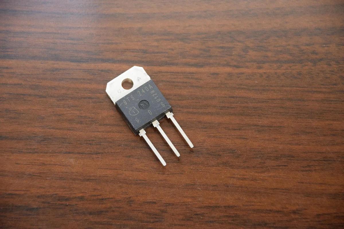 INFINEON BTS 240A 50V BTS240A 100NA TO-218AA TRANSISTOR NEW