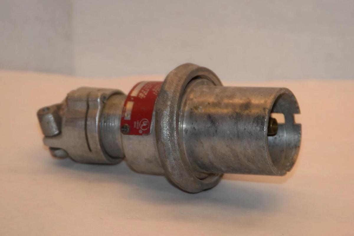 (NEW) CROUSE HINDS FP 323 2W 3P 30 AMP Weatherproof Delayed Action Plug