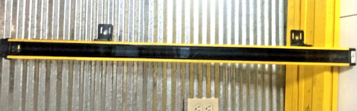Used Allen Bradley AB Safety Light Curtain GuardShield T4J0320YD 440L SER. A 24V 24 V