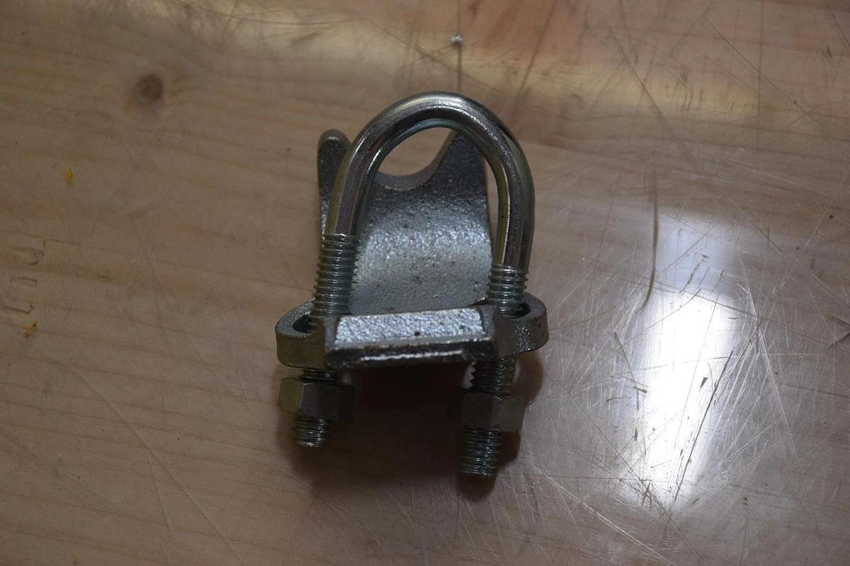 (BOX OF 31) STEEL CITY 1/2 1/2" ANGLE MALLEABLE IRAN PIPE CONDUIT CLAMP NEW