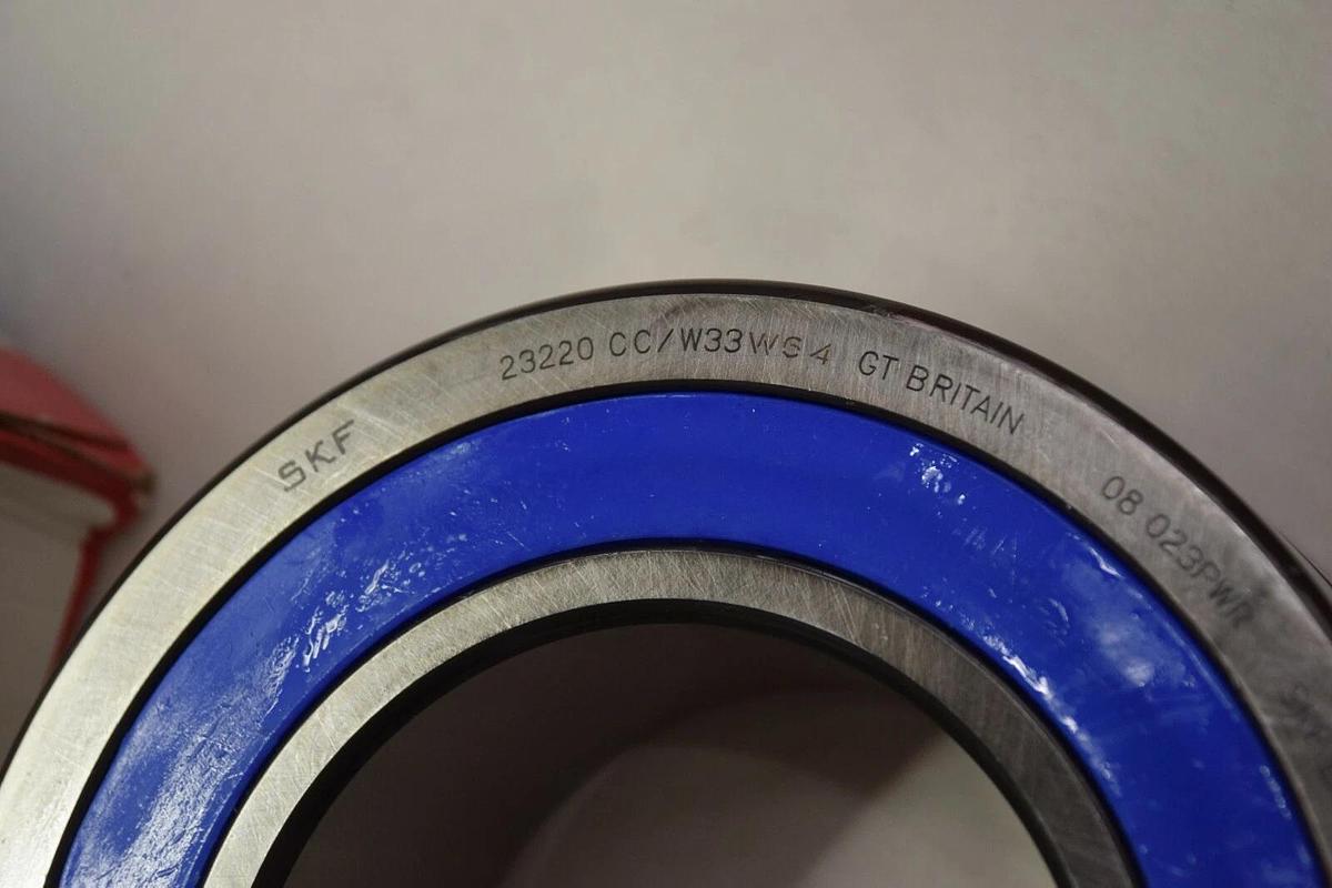 (New) SKF 23220 CC/W64 SOLID OIL BEARING