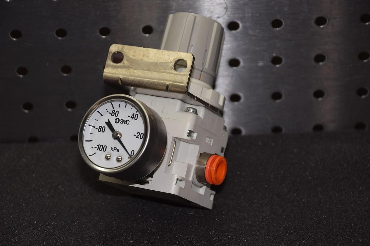 SMC IRV20-N11BG 1.3kPa 3/8" PORT SIZE WITH BRACKET VACUUM REGULATOR NEW
