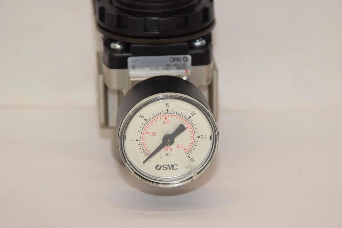 Used SMC AR30-N03BG-1Z-X 0-30psi Pneumatic Regulator & Gauge