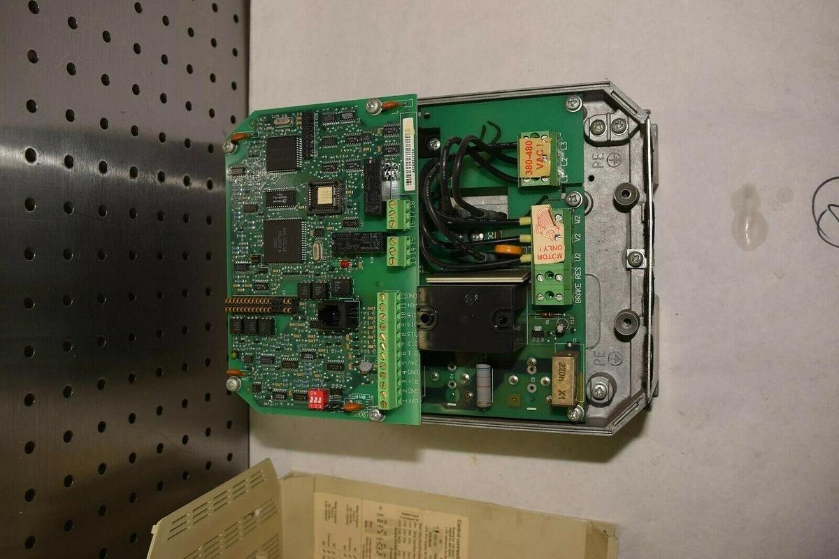 Used ABB ACS300  ACS311-6P6-3 ACS3116P63 380/480V 12.1A 10A VARIABLE FREQUENCY DRIVE