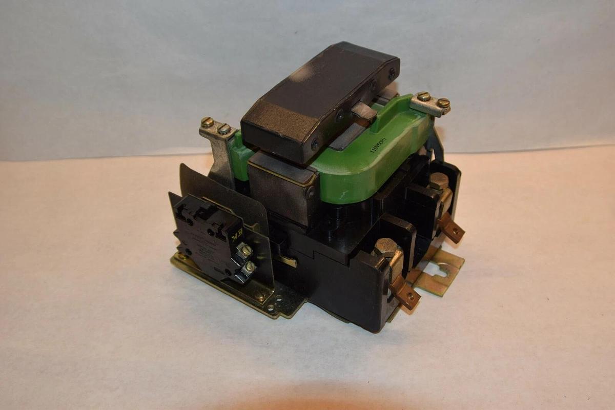 General Electric Size 3 Contactor  110v coil 55501463G7  sz3