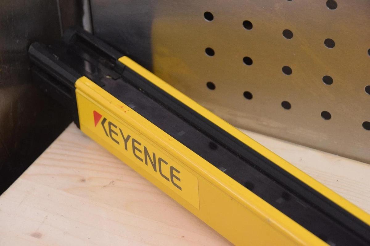 Used KEYENCE SL-V64HM-T 24V 130mA CLASS 2 TRANSMITTER SAFETY LIGHT CURTAIN