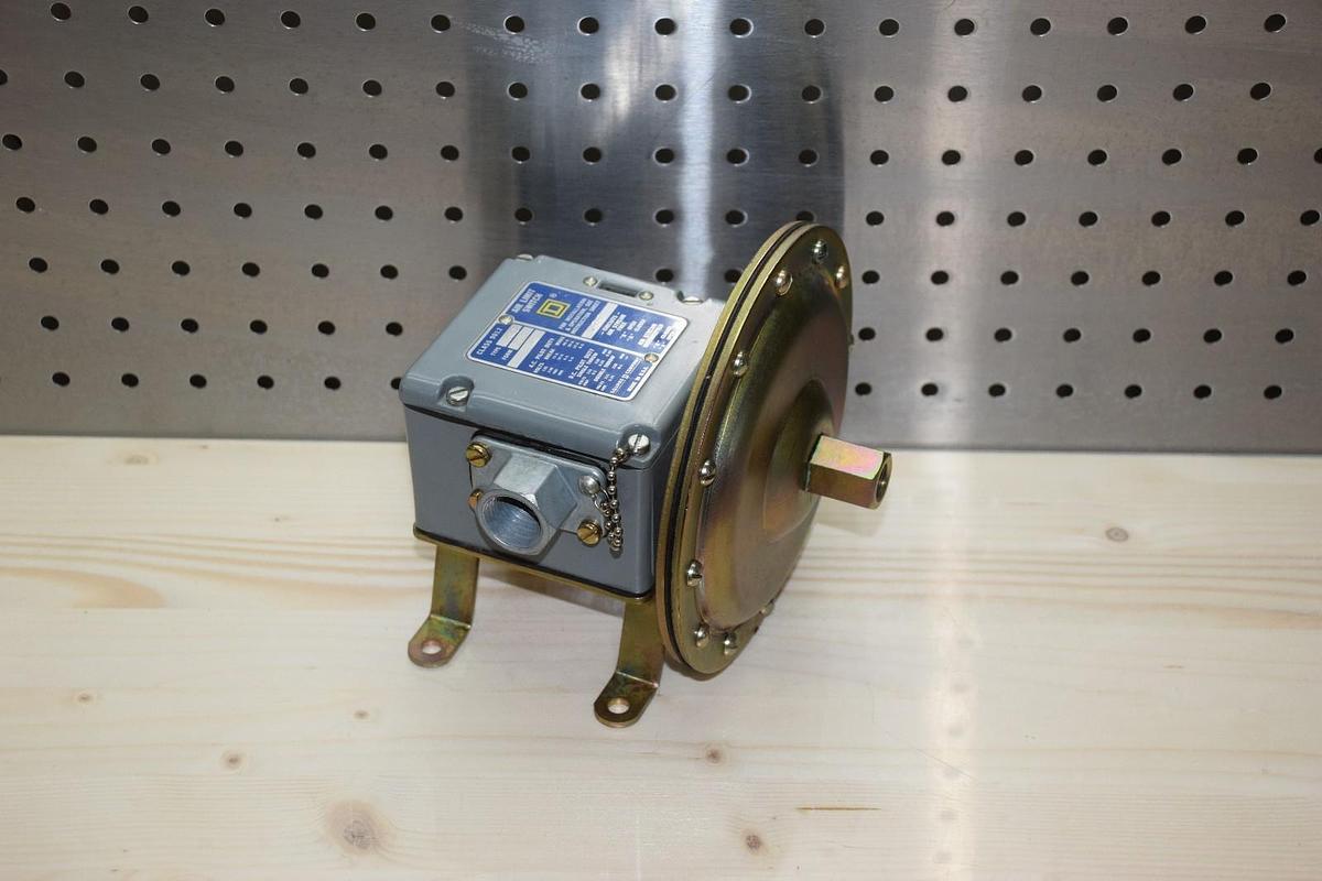 SQUARE D L4242 TYPE AKW FORM Z13 AIR LIMIT SWITCH NEW