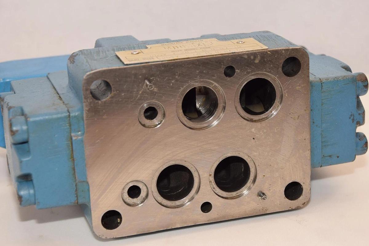 Used VICKERS DG5V-7-2N-T-M-U-H7-30 With DG4V-3-6N-M-U-H7-60 Hydraulic Valve