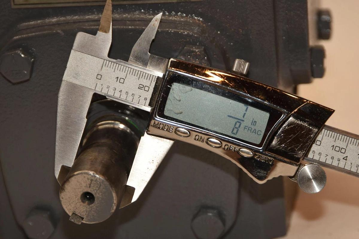 (NEW) STERLING ELEC. 2175BQ010562 10:1 7/8" Shaft Gear Box / Speed Reducer