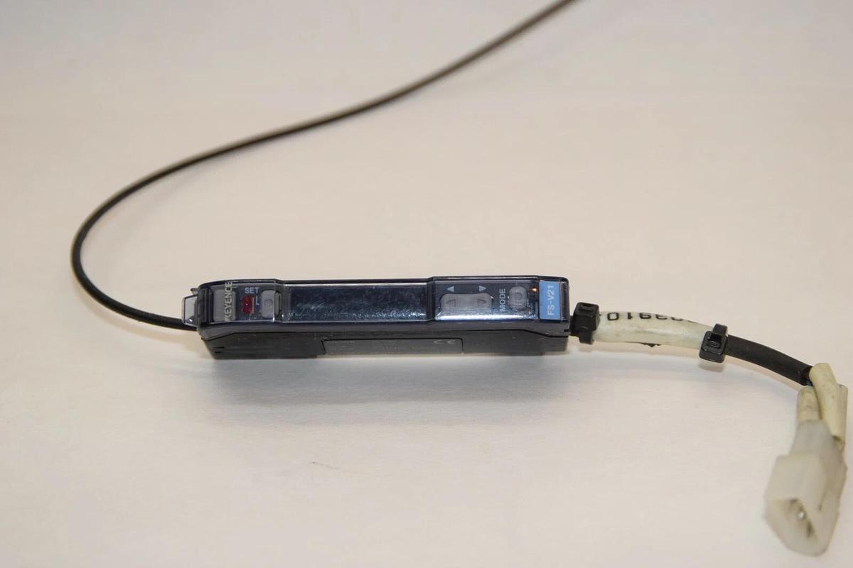 Used KEYENCE CORPORATION FS-V21 FSV21 12-24Vdc Fiber Optic Sensor Amplifier