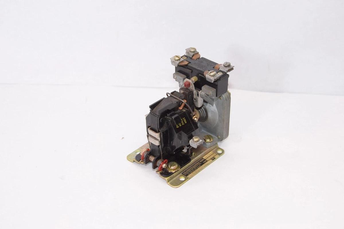 Used SQUARE D 9050 A0-1D 9050A01D Pneumatic Timing Relay 120V Coil