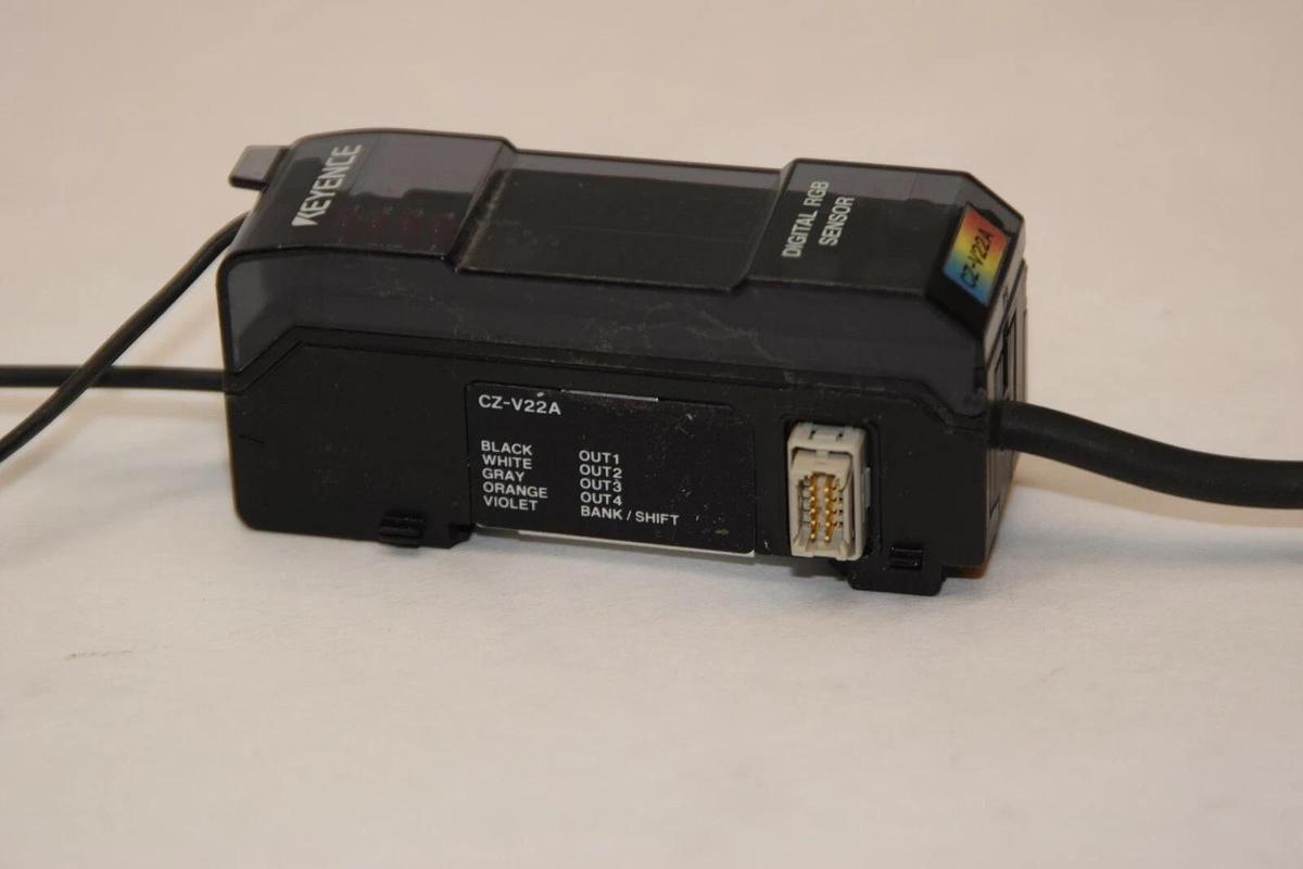 Used KEYENCE CORPORATION CZ-V22A CZV22A Fiber Optic Digital RGB Sensor