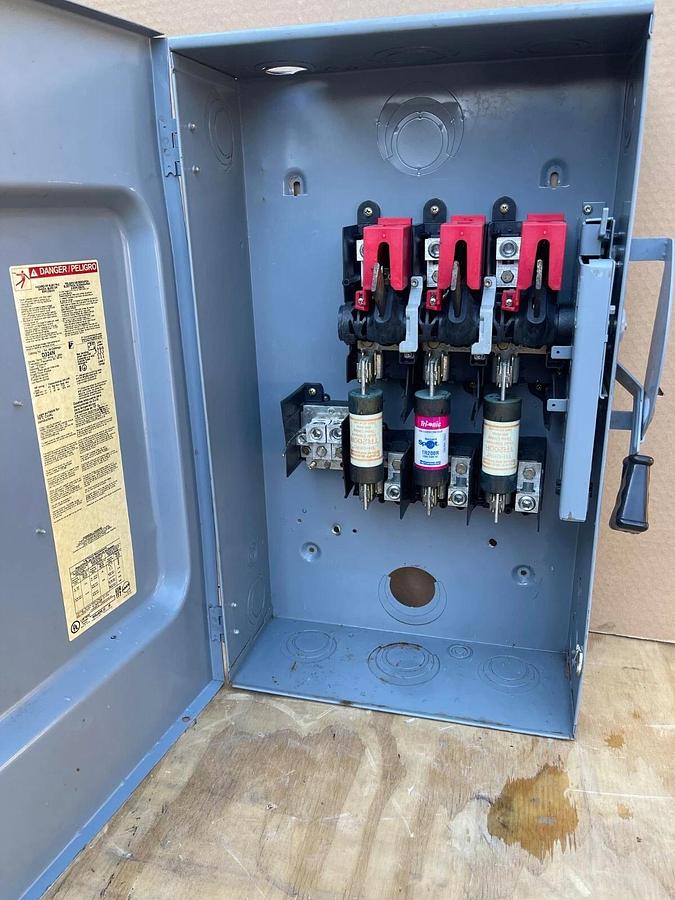 Used Square D General Duty Safety Switch D324N F01 200amp 200 A 200A 240v Fused