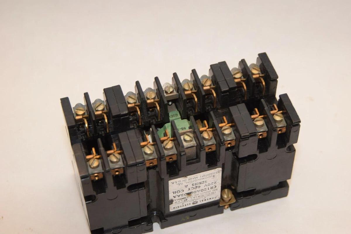 Used GENERAL ELECTRIC CR120A08003AA 230V 60CY 300V 10A Series A Industrial Relay