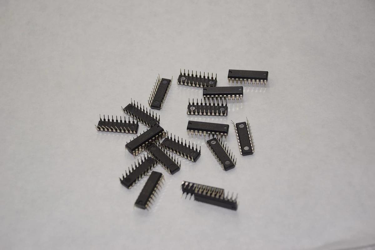 (LOT OF 18) TI SN74F374N 7CAHLXK INTEGRATED CIRCUIT NEW