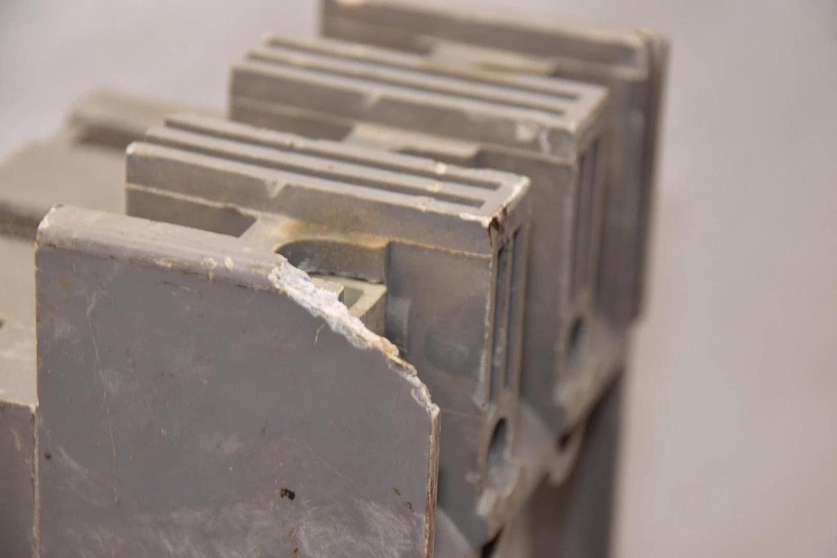 Used WESTINGHOUSE HF3070 70A Amp 3Pole Mark 75 Circuit Breaker *Chip*