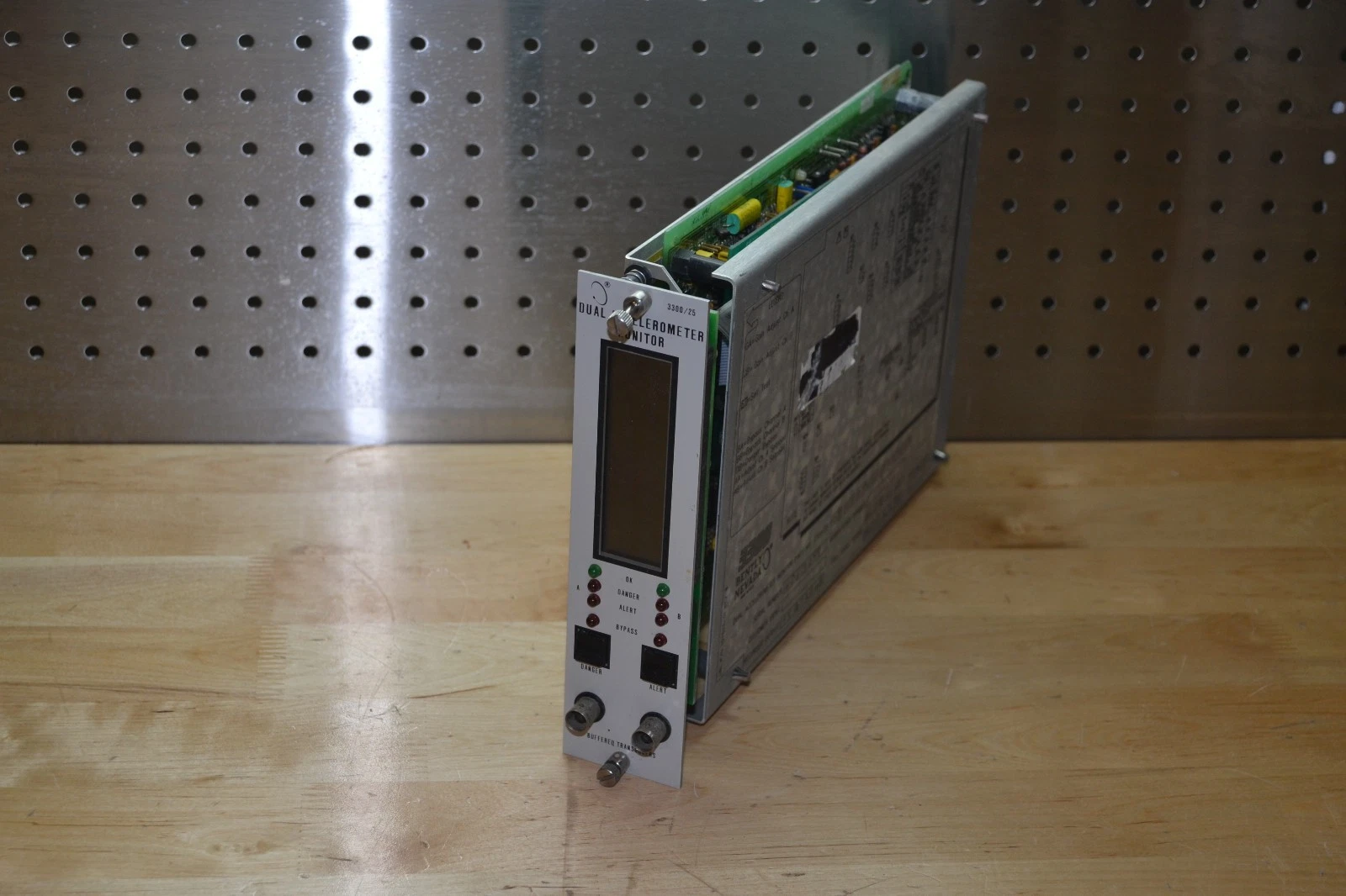 Used Bently Nevada 3300 Dual Accelerometer  3300/25   3300/25-05-03-05-00-00-01-00