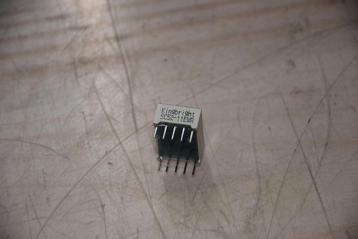 KINGBRIGHT SC52-11EWA SC5211EWA 13.2mm 2005-52 M DIGIT HEIGHT LED DISPLAY NEW