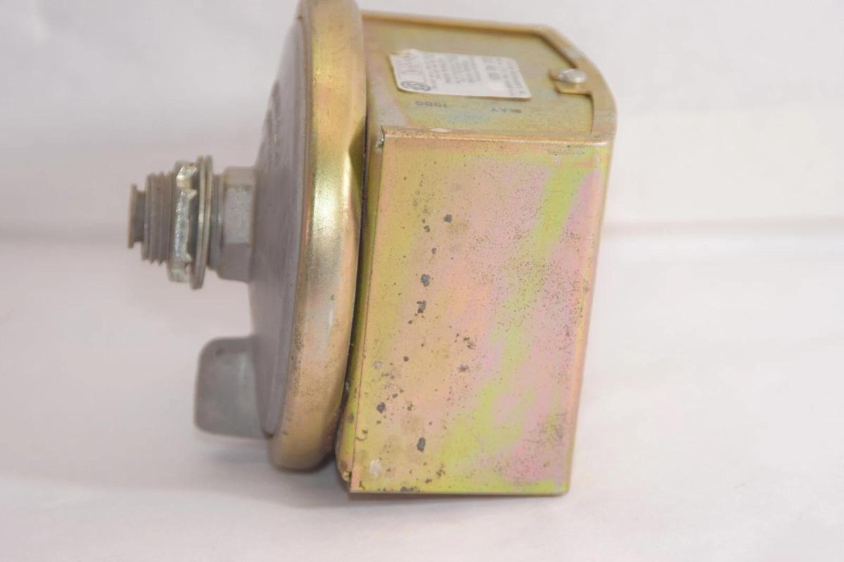 Used DWYER 1823-80 15A Vertical Diaphragm Pressure Switch