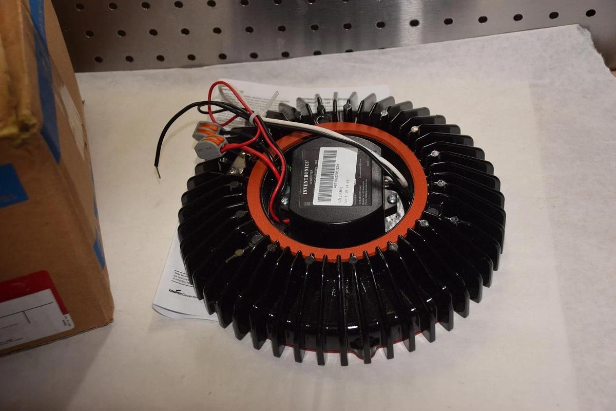 New Crouse Hinds V2LC/UNV1 Vaporgard Luminaire Led Fixture 25w 120-240v V2LC/UNV