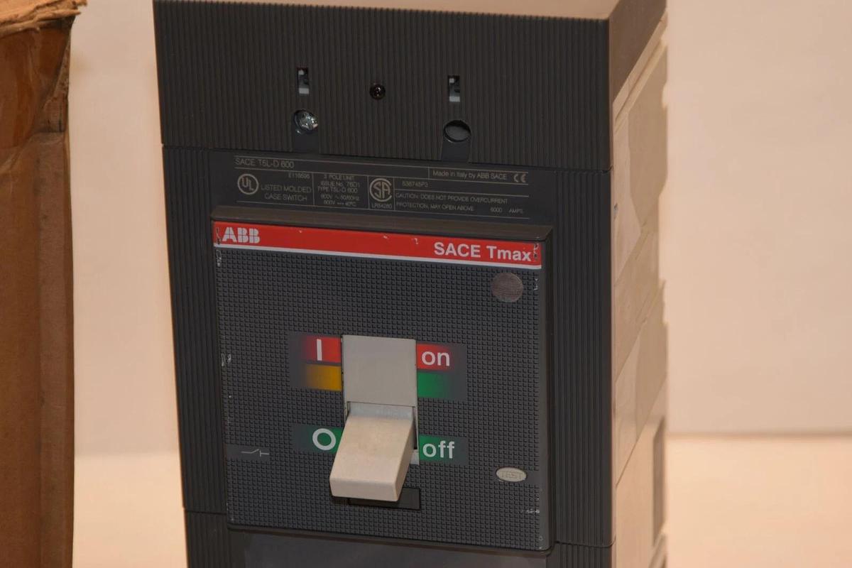 (NEW) ABB SACE TMAX T5 L-D 600 T5L-D600 3P Circuit Breaker w/ accessories