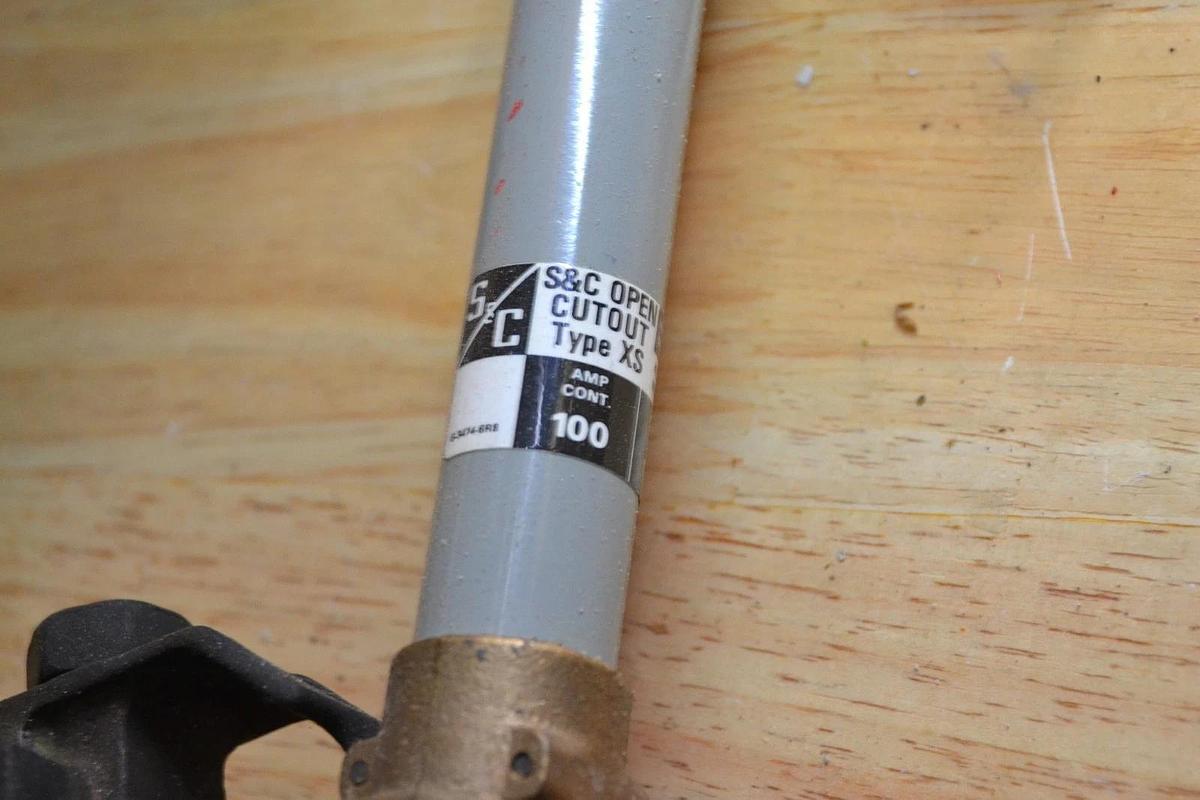 S&C Fuse Cutout XS Outdoor Distribution 14.4kv 95kv 100a 89021R8-D NEW